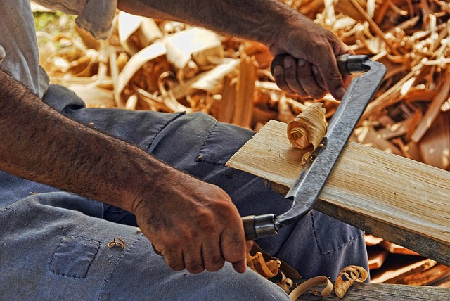 electric hand saw