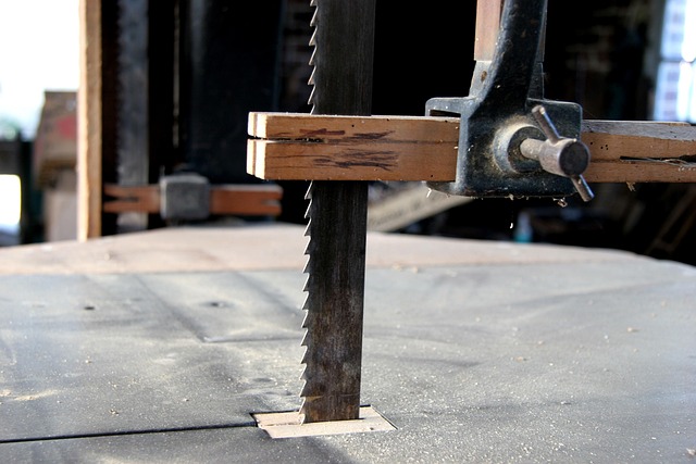 Can the Milwaukee M18 Bandsaw Deliver Precision Cuts and Smooth Curves