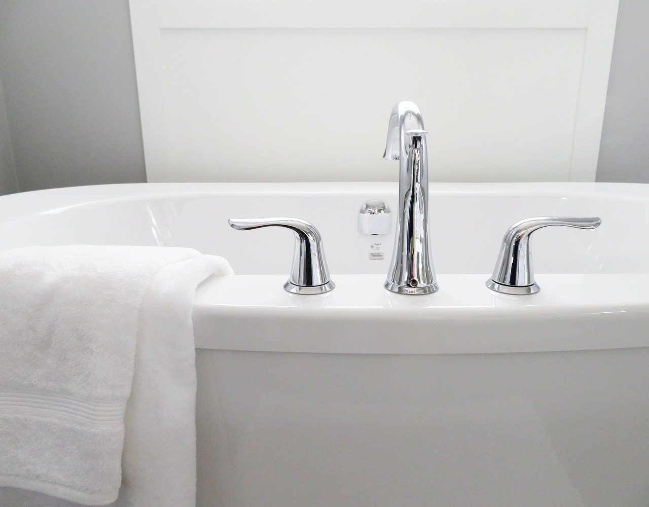 bathtub, tub, bathroom, bath, white, modern, hygiene, towel, faucet, water, sanitary, luxury, porcelain, elegance, ceramic, restroom, home, house, interior, nature, clean, wash, hygienic, washroom, gray home, gray water, gray house, gray bathroom, gray interior, gray clean