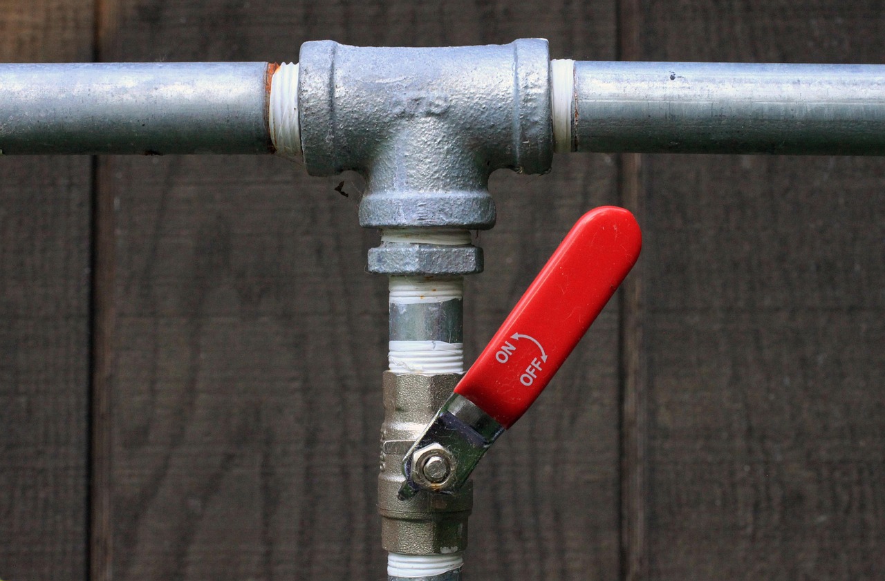 Pipe valves and fittings selection guide for industrial piping systems